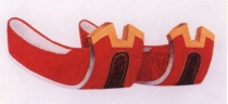 赤舄，是与商周复底的靴子，帝王穿着